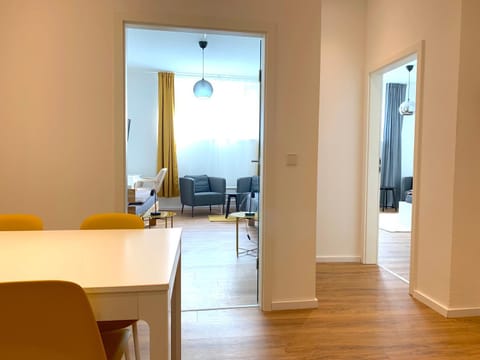 Alles komplett: Zwei Schlafzimmer, große Küche, eigenes Bad Condo in Bergisch Gladbach