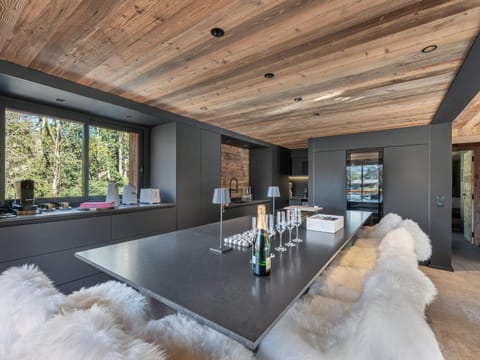 Chalet Neuf pour 12 personnes avec Sauna, Bassin et Salle Cinéma à 800m des Remontées Mécaniques - FR-1-569-120 Chalet in Megève