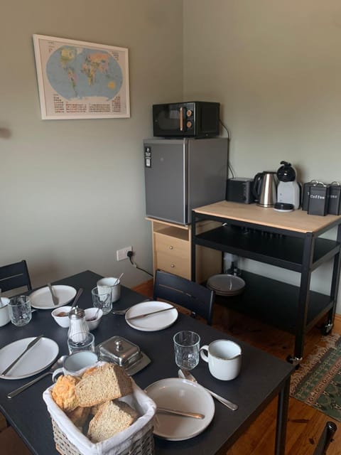 Coffee/tea facilities, Kitchen or kitchenette, Food and drinks, Dining area, minibar, toaster