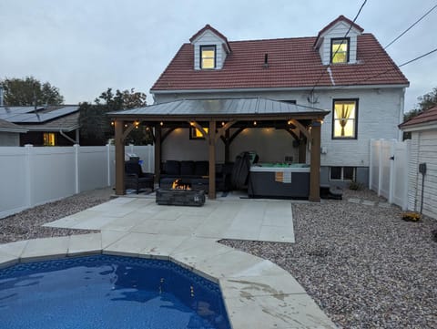 Patio, Hot Tub, Swimming pool, fireplace