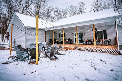 Property building, Patio, Day, Natural landscape, Winter, flat iron