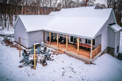 Property building, Patio, Day, Natural landscape, Winter, flat iron