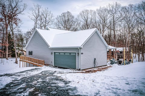 Property building, Patio, Day, Natural landscape, Winter