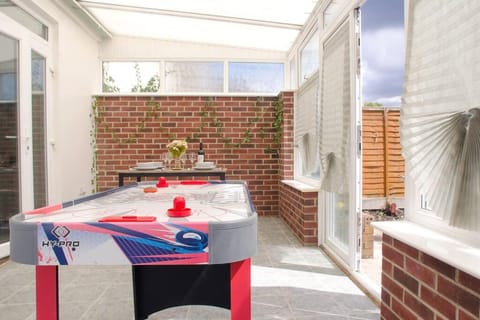 Vibrant 4 Bedroom House With Game Area & Garden Apartment in Southampton