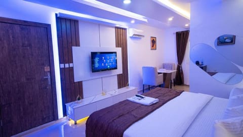 Bed, TV and multimedia, Photo of the whole room, Bedroom, towels