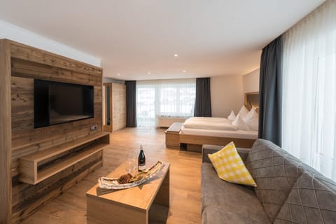 Bed, Living room, Photo of the whole room, Seating area, Bedroom