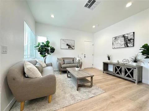 Little Saigon Modern Quiet Home 3BD-2B in Westminster 10min to Disneyland House in Westminster