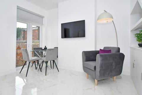 Unity House - A Stylish Haven with 3 Bedrooms, Perfect for Your Tranquil Getaway Maison in Crewe