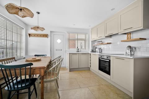 Kitchen or kitchenette, Dining area, dishwasher, minibar, pet friendly, stove, toaster