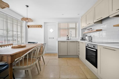 Kitchen or kitchenette, Dining area, dishwasher, minibar, pet friendly, stove, toaster