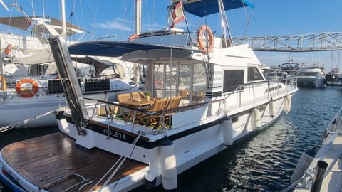 Beautiful and comfy boat in Barcelona with boat tour option Docked boat in Barcelonès