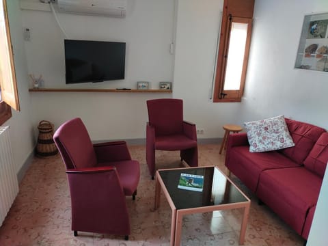 TV and multimedia, Living room, Seating area, air conditioner