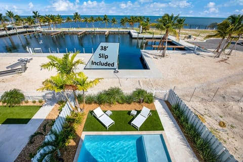 Day, Natural landscape, Pool view, Swimming pool, sunbed