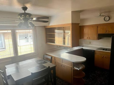 Kitchen or kitchenette, Dining area, stove