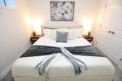 Beautiful Suite King Bed,Long Stays,Disney,Airport Haus in Edmonton