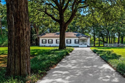 Great Kitchen! Huge Family Room! Lots Of Parking House in Lake Texoma