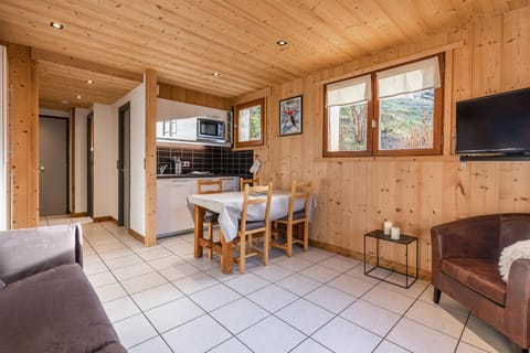 Photo of the whole room, Dining area