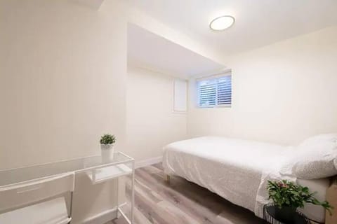 Westside Pool Home-8 min to Downtown, Yard Parking Villa in Vancouver