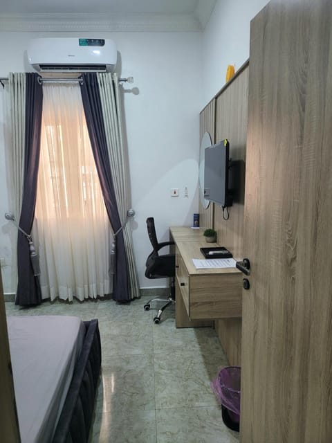 BDA APARTMENT - One Bedroom with Parlor, Free Wi-Fi, Netflix, Smart TV, Kitchen, PlayStation 4, 24 Hours Electricity, Located In Wuse Condo in Abuja