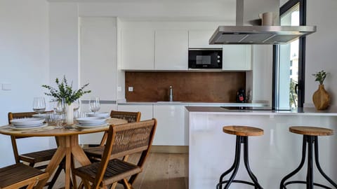 Kitchen or kitchenette, Dining area