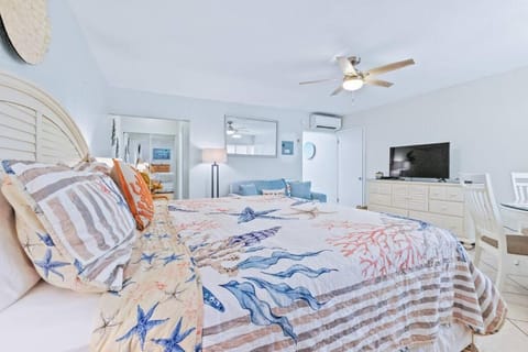 Beachfront-Access to the beach with pool and grill Condo in Lauderdale-by-the-Sea