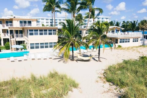 Beachfront-Access to the beach with pool and grill Condo in Lauderdale-by-the-Sea
