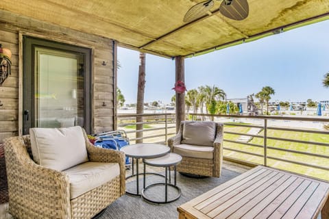 Walk to Florabama from Renovated Ground Floor 2Bd-2Ba with Pickleball, Boat Slips Condo in Ono Island