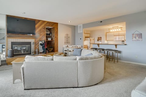 Ski-InandSki-Out Wintergreen Resort Condo with Patio! Copropriété in Massies Mill