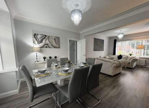 Modern 3-bed stay-away-home sleeps 6 nr Manchester Haus in Prestwich