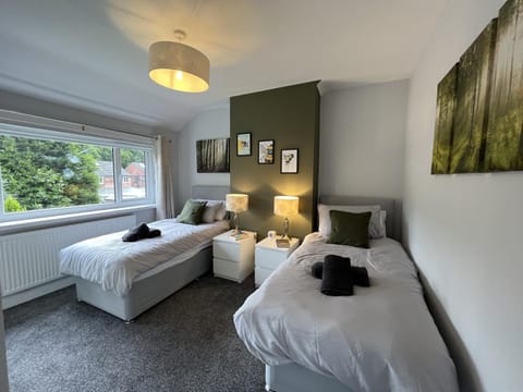 Modern 3-bed stay-away-home sleeps 6 nr Manchester House in Prestwich