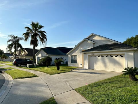 Property building, Neighbourhood, Natural landscape, Garden view, Street view