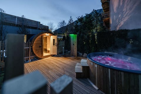 Hot Tub, Sauna