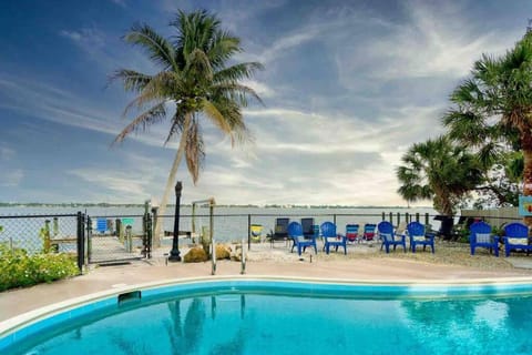 Gorgeous Waterfront! Kayaks-pool & Beach-rm Villa in Manasota Key