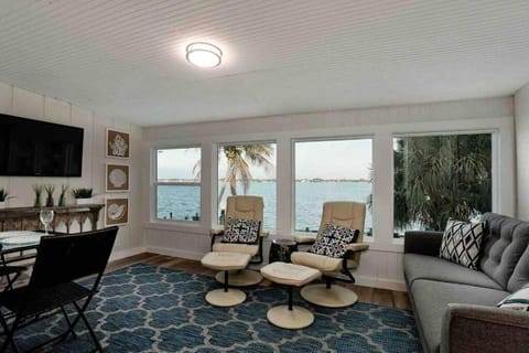 Magnificent Waterfront! Kayaks-pool-beach! Gs Chalet in Manasota Key