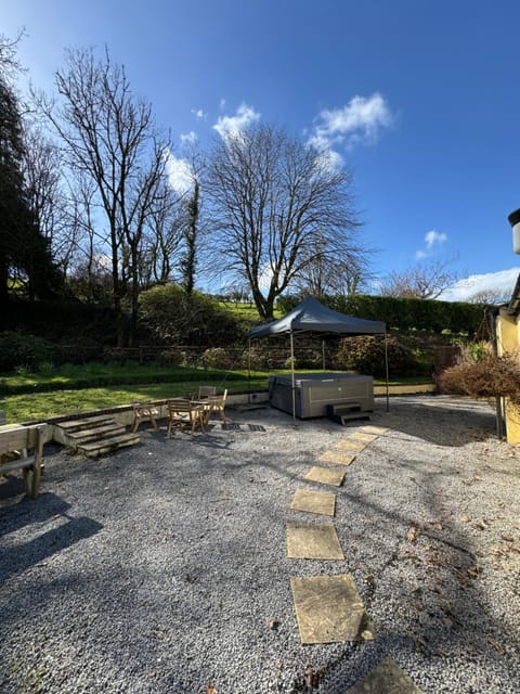 Spring, Day, Natural landscape, Garden, Hot Tub, Hot Tub, Garden view