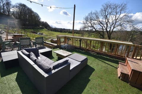 Rural Retreat w/ Hot Tub & River, Sleeps 12 Guests House in Malvern Hills District