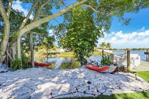 Dior Lake Front Villa With Infinity Pool & Hot Tub Villa in Miami Gardens