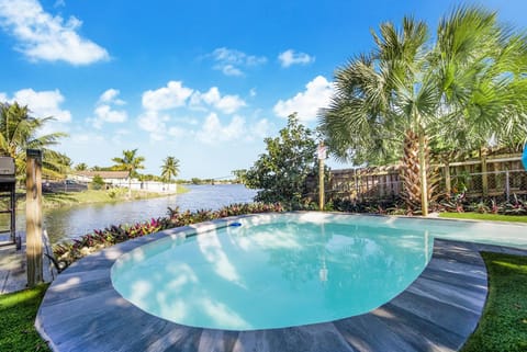 Dior Lake Front Villa With Infinity Pool & Hot Tub Villa in Miami Gardens