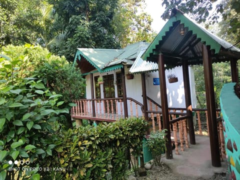 Akarshan Bono Bunglow Resort in West Bengal