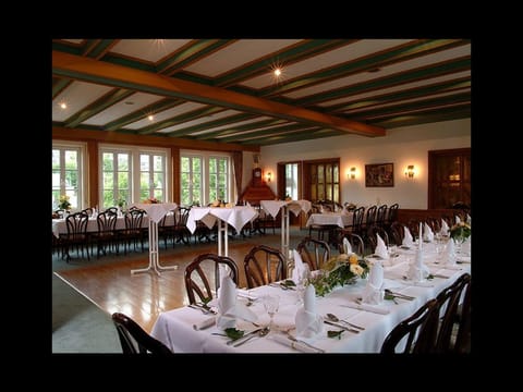 Restaurant/places to eat, Banquet/Function facilities