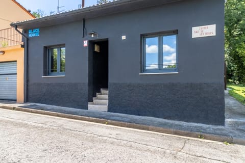 Black House Sorprendente casa estilo industrial House in Olot