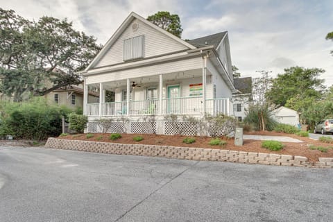 Lovely Tybee Island Home with Deck Less Than 1 Mi to Beach! House in Tybee Island