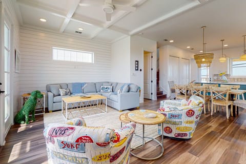 DDA New Beach House with Boardwalk and Golf Cart House in Port Aransas