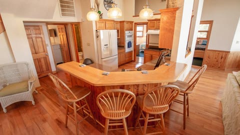 137, Sandpiper- Oceanside, Hot Tub, Close to Beach and Community Amenities! House in Corolla