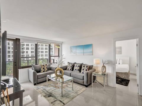 Spacious Ocean View Condo Beach Service 509 Apartment in Miami Beach