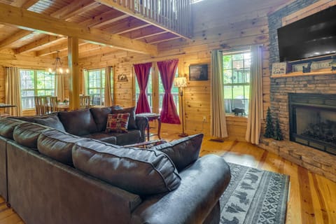 Gatlinburg Getaway Private Hot Tub and Fireplace! House in Gatlinburg