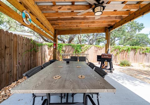 Patio, Day, BBQ facilities, Dining area