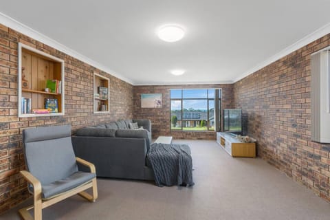 Seaview Escape - Beach Family Getaway with Games House in Wollongong