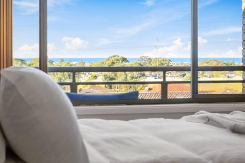 Seaview Escape - Beach Family Getaway with Games House in Wollongong