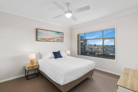 Seaview Escape - Beach Family Getaway with Games House in Wollongong